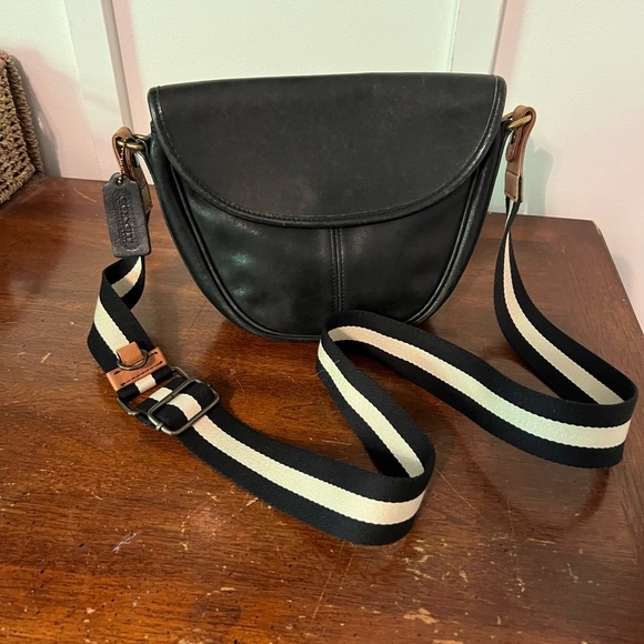 Vintage COACH Black Leather Crossbody Bag - Picture 1 of 14